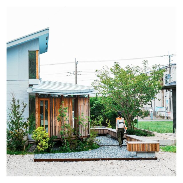 一宮のケーキ製造所

既存建築に対して、床から浮遊させながら小さな製造所を増築した。製造所のボリュームは環境解析を用いて、夏季の冷房負荷と冬季の暖房負荷を最小とするよう、既存に対して30度角度をずらして計画した。
また製造所を全面道路に持ち出すことで、光と緑を室内に取り込み、従業員の快適性を向上させるとともに、生産の風景を地方都市に映し出すことを考えた。

#architecture #renovation  #shop #factory #sustainable