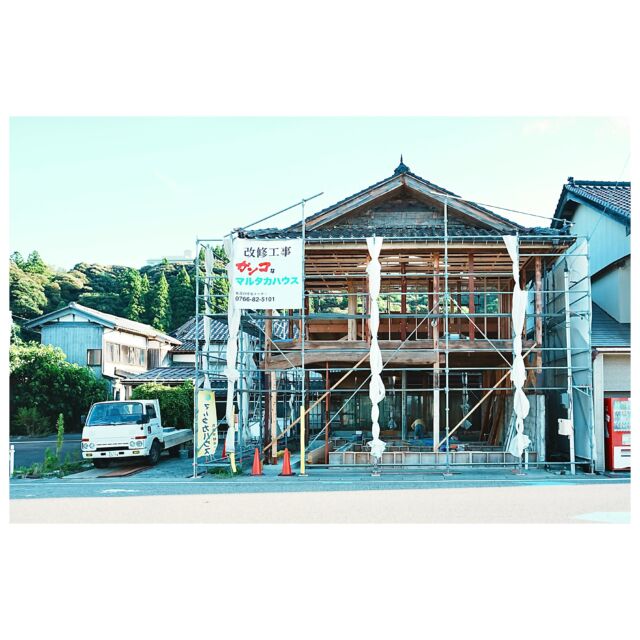 ◻︎construction photo
AMA project

解体がおよそ終わり、外装の骨格が見えてきました。
新旧が融和した、時間を感じる構えを作ります！

#architecture #renovation #nyawa #雨晴  #富山