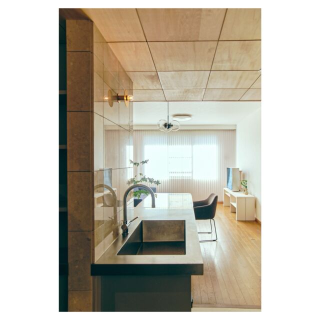 ◻︎project: 1/6 renovation - A room in SAGINUMA

住居内にシークエンスを与える平面と立面計画

本改修では、キッチンの水回り、ガスコンロやフード、パントリー、ランドリーなどの機能を分離しながらも造作と一体化する事で、奥行きのある平面に対して、シークエンスを持った路地型の平面プランとしている。

光と緑を見ながらお皿を洗ったり、帰宅すると家事をする風景が杉のルーバーから見え隠れしたりする情景をイメージしながら平面を決定した。
機能ごとに細く設計した造作群は、既存のモールディングやハット目地などの装飾や、石や真鍮などの既存共用部分と調和して一つのインテリアと感じるようにデザインしています。

Client：Secret
Designer：NYAWA
Completion： February, 2026
Photo：AYATO OZAWA
Manufacture：E-KEN